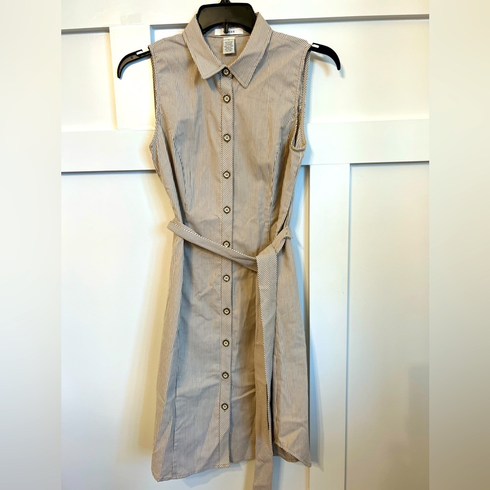 Sleeveless belted button-down dress by Grace. Size 8